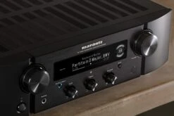 Marantz - PM7000N Integrated Amplifier -Music Player Store Marantz PM7000N Integrated Amp 05 Lifestyle 04