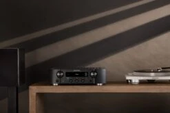 Marantz - PM7000N Integrated Amplifier -Music Player Store Marantz PM7000N Integrated Amp 06 Lifestyle 02
