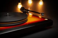 Mobile Fidelity - Fender X MoFi PrecisionDeck Turntable -Music Player Store MoFi Electronics Fender PrecisionDeck Sunburst 10 Detail Lights