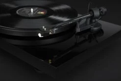 Pro-Ject - Debut Carbon Evolution Turntable -Music Player Store Pro Ject Debut Carbon Evo Turntable Gloss Black 07 Detail